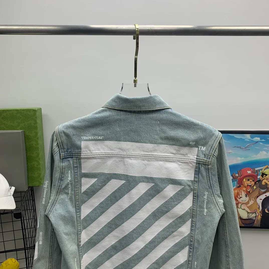 Top tested version OFF WHITE OW new tape patch arrow Zebra crossing OW men and women couple denim jacket original quality 22 brand new official collar label, the real over-the-top version Off-white 2022SS BLACK TAPE ARROWS DENIM JACKET tape denim jacket, obvious signature, unique high street style! The latest rubber strip industrial style elements in spring and summer (the main focus this season), heavy denim, more tough and retro, the main elements are heavily processed and have a micro profile, which can be worn by both men and women! Street arrow denim, a full set of customized accessories! Strict quality control! The same level as purchasing counters! Extremely difficult, don’t be afraid of any comparison! Color: washed blue Size: XS-L P:560